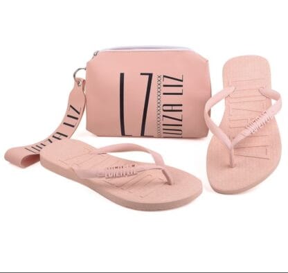 ￼Kit chinelo Luiza Liz e necessaire bolsa de mão pequena kit dia a dia blogueira